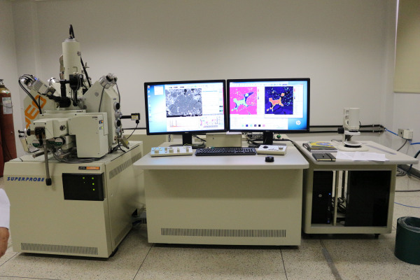 Microssonda Eletrônica JEOL JXA 8200.jpg
